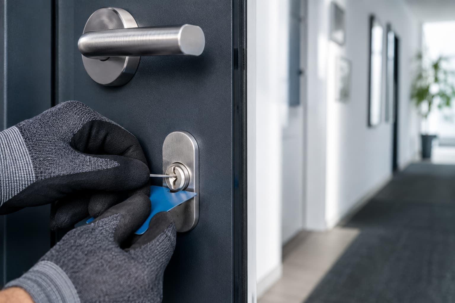 Schlüsseldienst öffnet eine zugefallene Wohnungstür